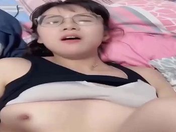 Cewek Kacamata Cantik Ditindih dan Digenjot Sampai Enak Banget