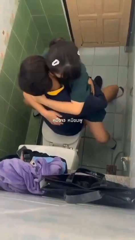 Siswa Thailand Saling Ngentot di Toilet Sekolah